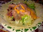 Insalata al salmone su crosta di parmigiano
